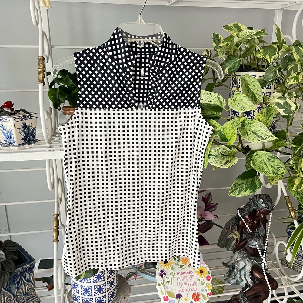 TAIL -Black and White Sleeveless Checkered Blouse smoke and pet free home!